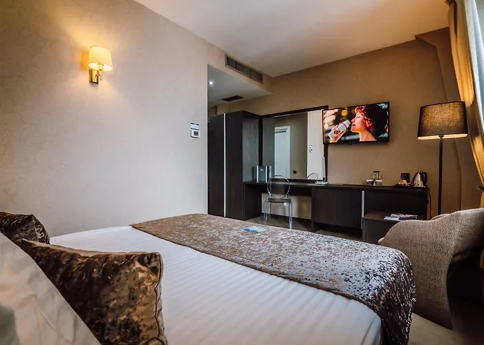 Plaza V Hotel