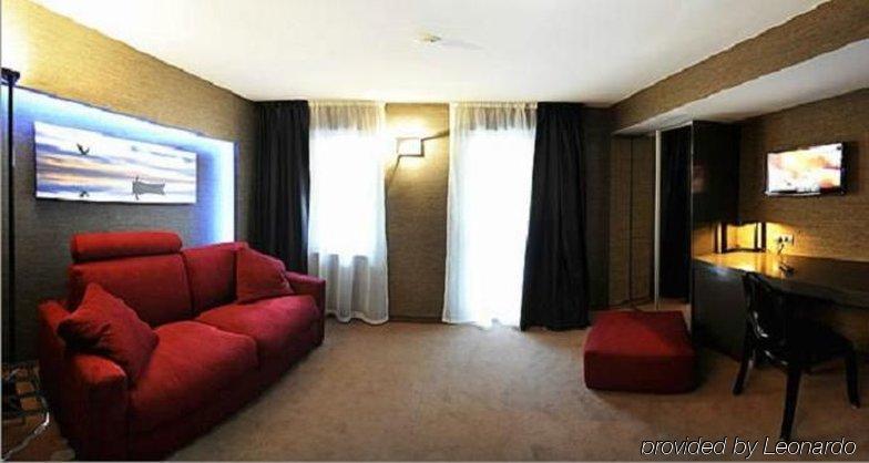Plaza V Hotel 4*