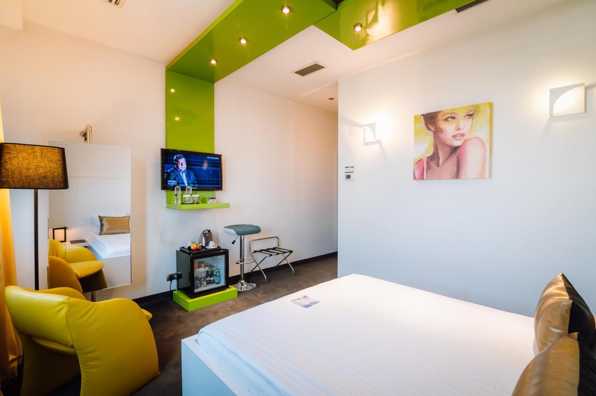 Plaza V Hotel 4*
