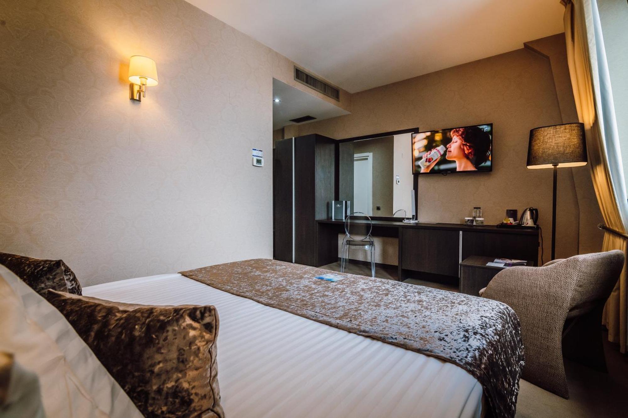 Plaza V Hotel